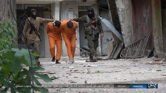 Μέλη του ISIS αποκεφάλισαν δύο Σύριους στρατιώτες – Τους έβαλαν να σκάψουν τον τάφο τους (Σκληρές εικόνες)